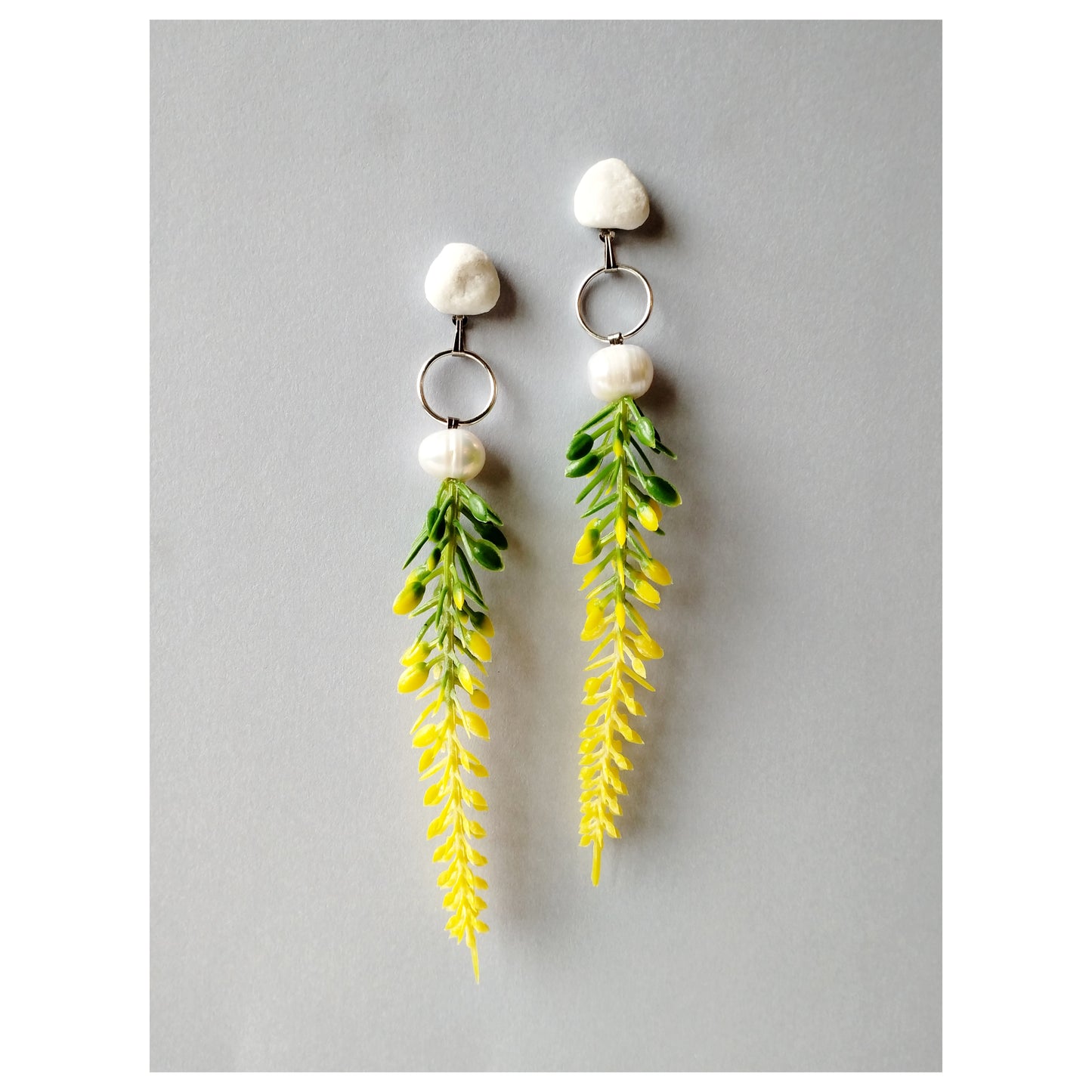 Pebble + Freshwater pearl + Sweet Clover Earrings